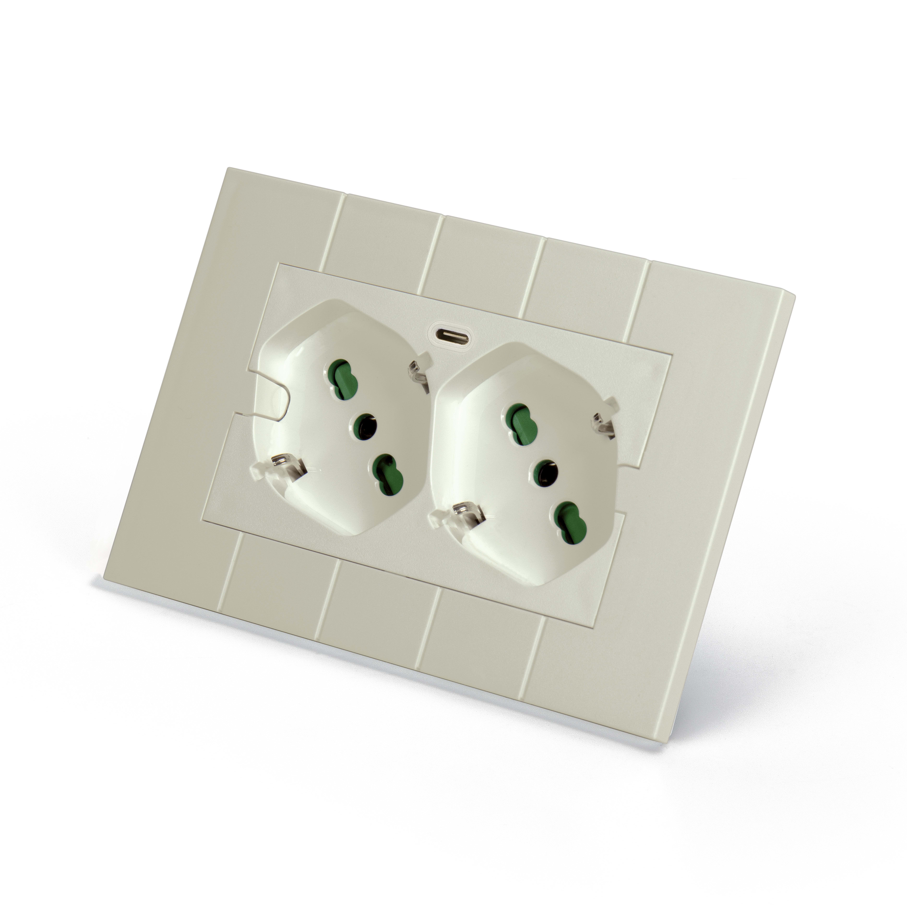 FANTON SRL - FME421000-61 MULT.2P40+1USB X SCAT.3 MOD.OPERA/LNW SA