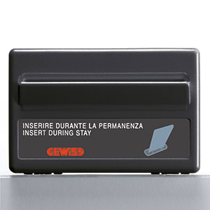 GEWISS - GEWGW21820 INTERRUTTORE UNIVERSALE PER IMPIANTI ALBERGHIERI - UNIPOLARE NA - 10A - BADGE 54mm - LUMINOSO 230V - 3 MODULI SYSTEM BLACK