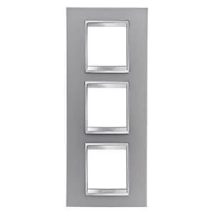 GEWISS - GEWGW16227VT PLACCA LUX INTERNATIONAL - IN TECNOPOLIMERO VERNICIATO - 2+2+2 POSTI VERTICALE - TITANIO - CHORUSMART