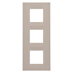 GEWISS - GEWGW16427TC PLACCA GEO INTERNATIONAL - IN TECNOPOLIMERO - 2+2+2 POSTI VERTICALE - CANAPA - CHORUSMART