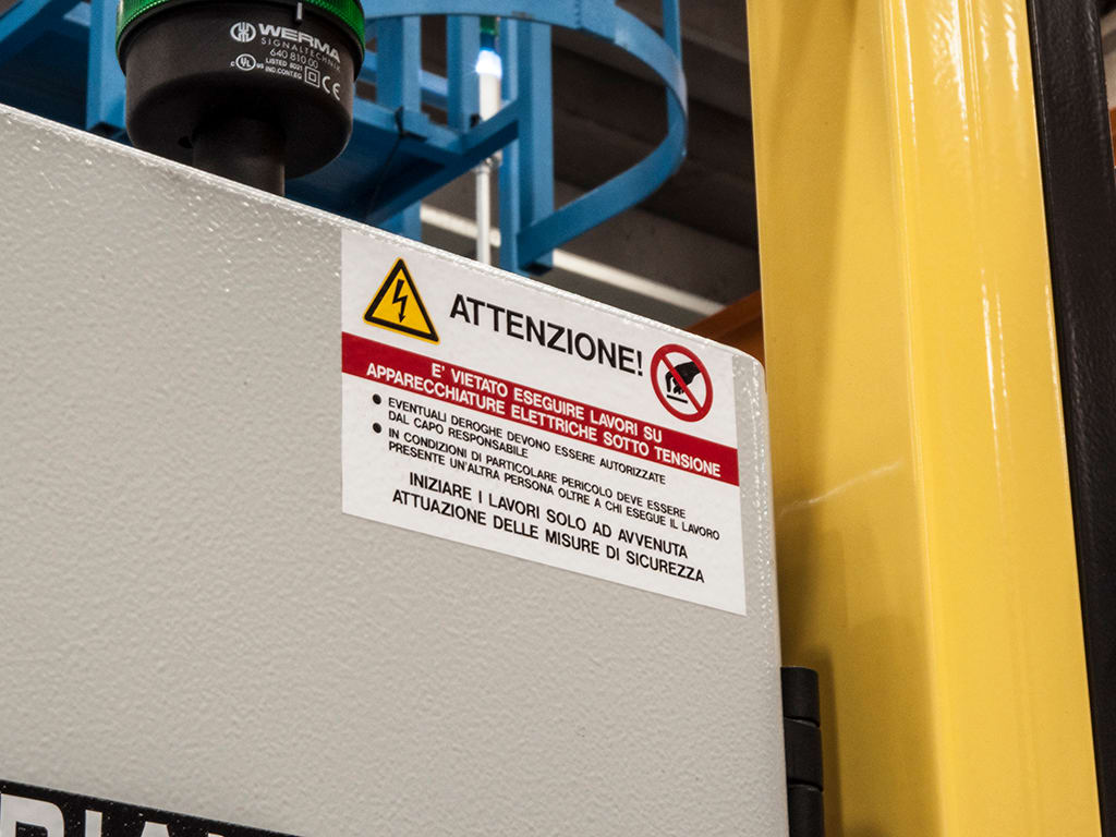 CEMBRE SPA - CEM268500 ETICHETTA ADESIVA PER IMPIANTI ELETTRICI, TESTO "ATTENZIONE! APPARECCHIATURA SOTTO TENSIONE ANCHE A SPORTELLO APERTO"