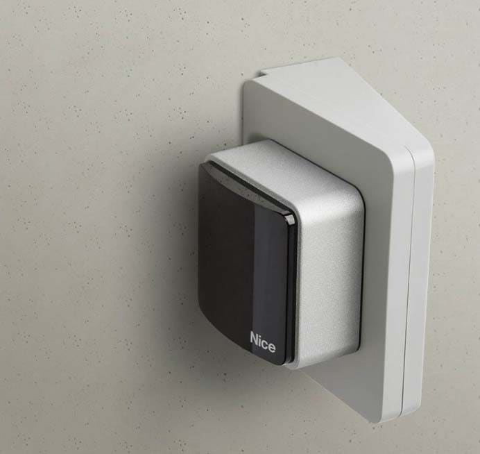 NICE SPA NICPOE SUPPORTO A MURO PER FOTOCELLULE ERA