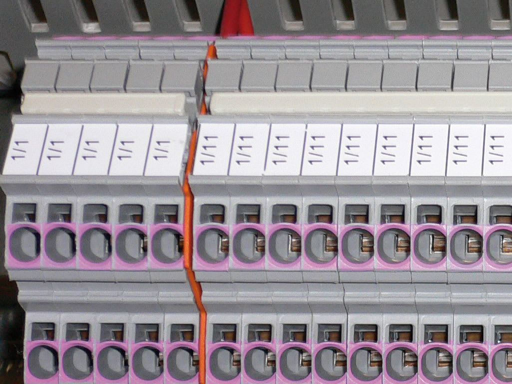 CEMBRE S.P.A. - CEM43092 STRISCE PER MORSETTI, SERIE FLAT, PRESFUSTELLATE, IN PVC RIGIDO