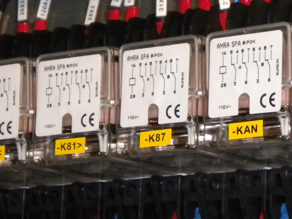 CEMBRE S.P.A. - CEM46431 ETICHETTE ADESIVE, IN FILM PVC, PREFUSTELLATE, PER ESTERNO QUADRO, 25x25mm, GIALLO PVC99008YE