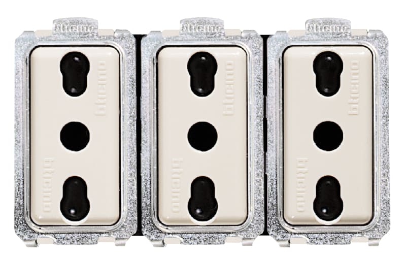 BTICINO S.P.A. - BTI5180/3 MAGIC - PRESA TRIPLEX BIPASSO 2P+T 10/16