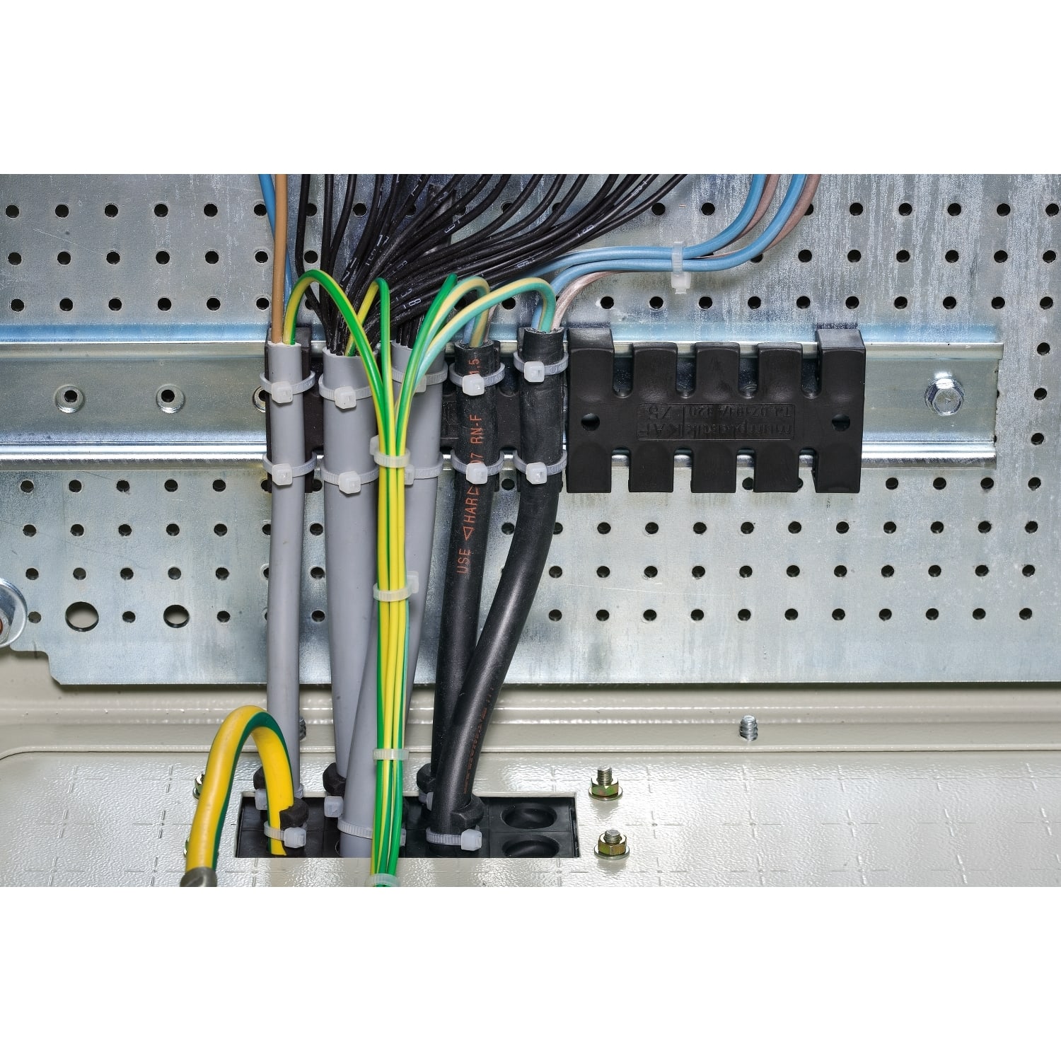 SCHNEIDER ELECTRIC SNRNSYSCCDINLG140 SUPPORTO ISOLANTE CAVI 140MM